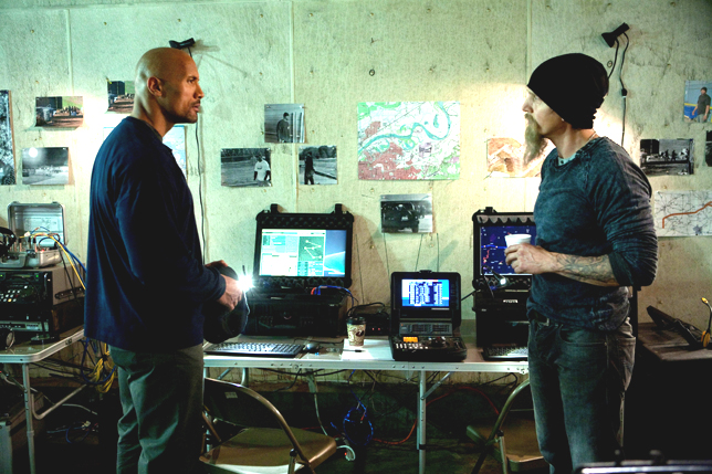 John (Dwayne Johnson) and FBI Agent Cooper (Barry Pepper) go over a plan