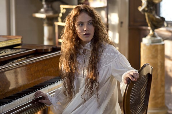 Beverly Penn (Jessica Brown Findlay)