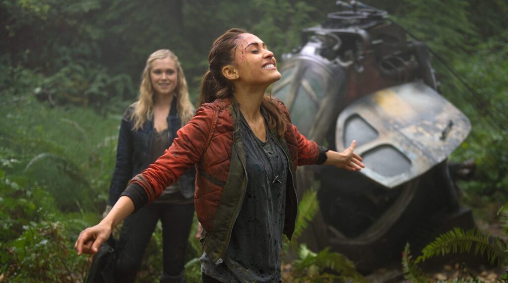 Eliza Taylor  & Lindsey Morgan (Diyah Pera/Warner Bros. Entertainment Inc. © 2014 WBEI. All rights reserved). 