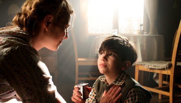 Karin (Helen Sjoholm) and Simon (Jonatan S. Wachter)