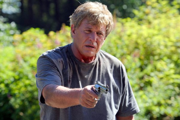 Psychologically disturbed Ed Larson (Tom Berenger) traumatizes his captives