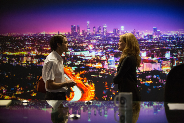 Louis Bloom (Jake Gyllenhaal) bargains with Nina (Rene Russo) News Director for KWLA -TV