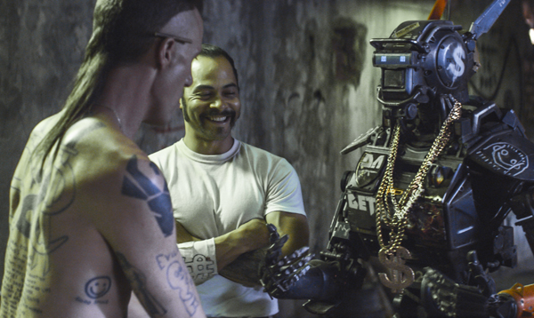 Ninja (Ninja), Amerika (Jose Pablo Cantillo) and Chappie (Sharlto Copley) have a discussion about life