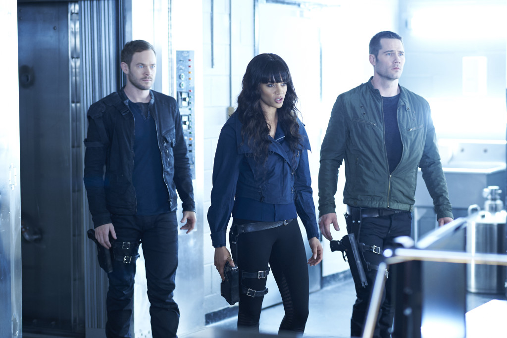 KILLJOYS -- "Kiss Kiss, Bye Bye" Episode 107 -- Pictured: (l-r) Aaron Ashmore as John, Hannah John-Kamen as Dutch, Luke Macfarlane as D'Avin -- (Photo by: Ken Woroner/Temple Street Releasing Limited)