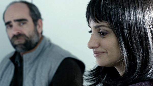 Arturo (Luis Tosar) with Magda (Penelope Cruz) in ma ma