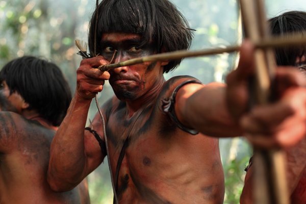 Cannibal tribes men fight off intruders in The Green Inferno