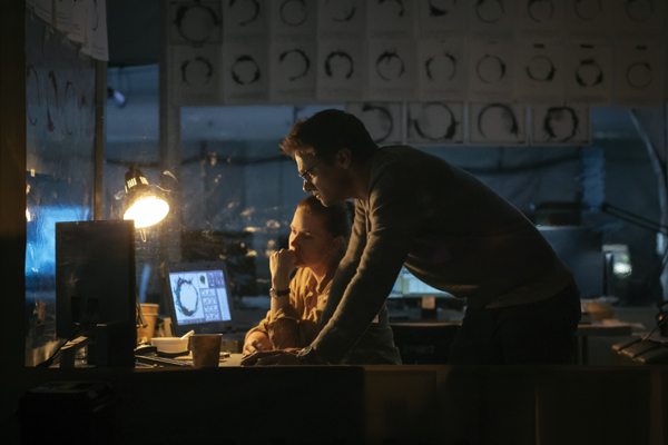 (L-R) Amy Adams as Louise Banks and Jeremy Renner as Ian Donnelly in ARRIVAL by Paramount Pictures