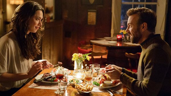 Hannah (Rebecca Hall) has dinner with Andrew (Jason Sudeikis) in Tumbledown