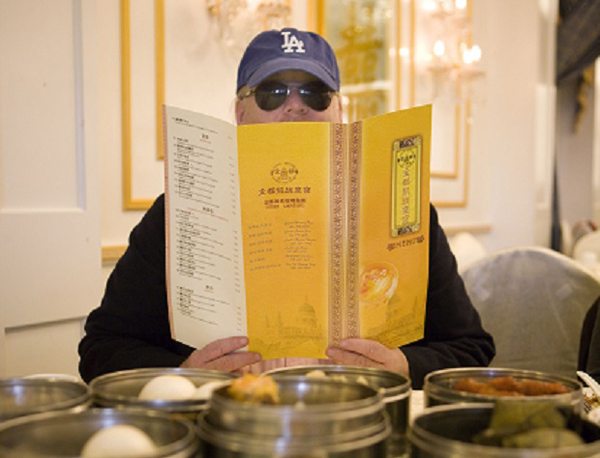 Jonathan Gold in disguise at a restaurant