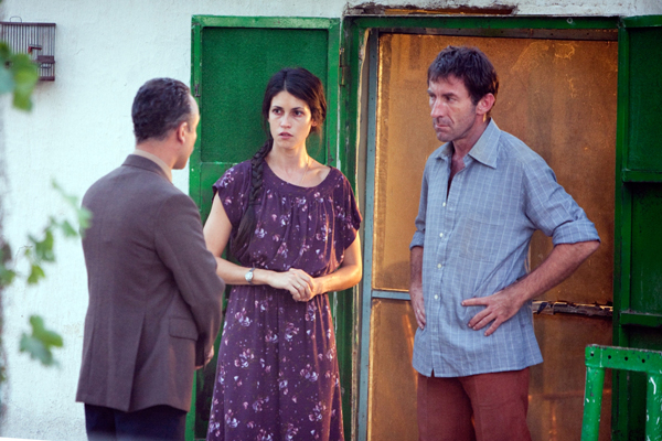 Juan (Javier Gutierrez) is about to tell Rodrigo and his wife that their daughters are dead