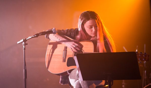 Jude gets ready to sing at a bar on open mic night
