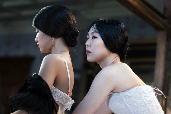 Lady Hideko (Kim Min-hee) in and intimate scene with Sook-Hee (Kim Tae-ri) in THE HANDMAIDEN