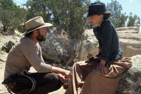 Natalie Portman as Jane and Joel Edgerton as Dan Frost