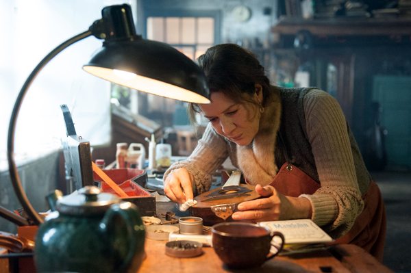  Ruth (Hannelore Elsner) polishing her mandolin