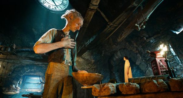 Sophie (Ruby Barnhill) talks to BFG (Mark Rylance)