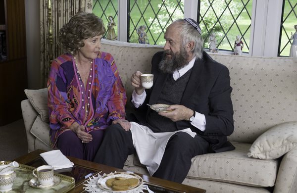 The widow Mrs Silverman (Melanie Freeman) has the widower Nat (Jonathan Pryce) over for tea