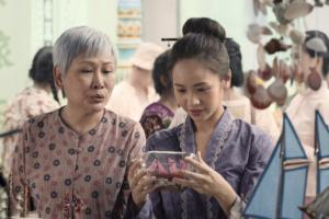 Pan Li Lan (Huang Peijia) and Amah (Susan Leong)